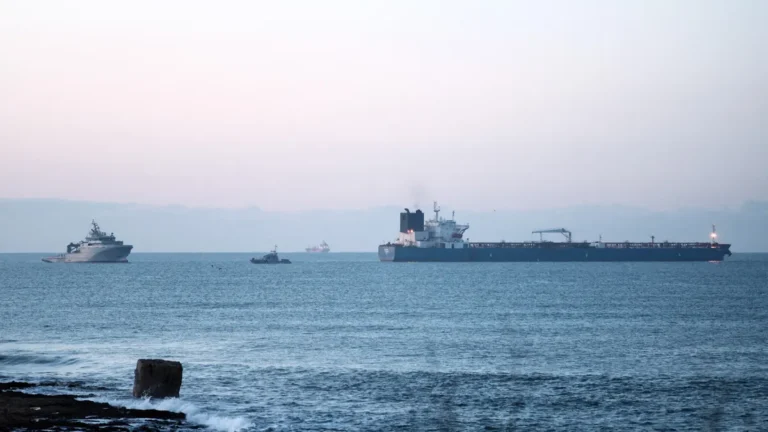 Franciaországban fogták el az orosz árnyékflotta egyik tartályhajóját – hatalmas csapás ez Putyinnak