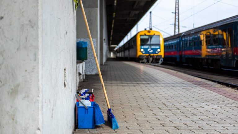 Megszólalt a  MÁV vonatait takarító cég Lázár cigányokra tett durva megjegyzése után