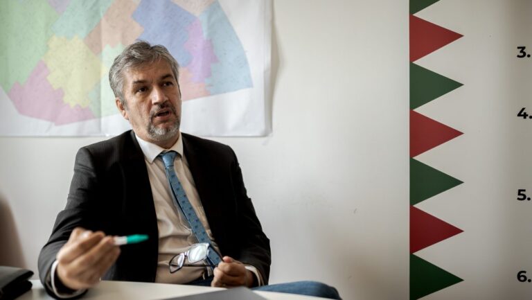 Újraválasztották a „b.zd meg, valahol laknom kell” védekezéssel előálló polgármestert