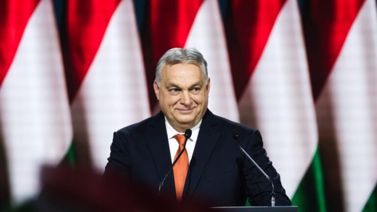 Orbán Viktor aláírja a Béketanács alapító okiratát, de nem ő dönt