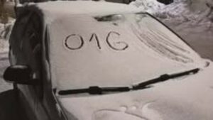 O1G-t rajzoltak a családi kocsi havas szélvédőjére, a fideszes egyből feljelentést tesz