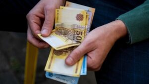 Elárulta a miniszter, hogy pontosan mikor utalják ki a fegyverpénzt a 80 ezer jogosultnak