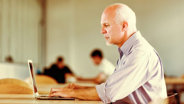 Megemelték a nyugdíj előtti segély összegét januártól