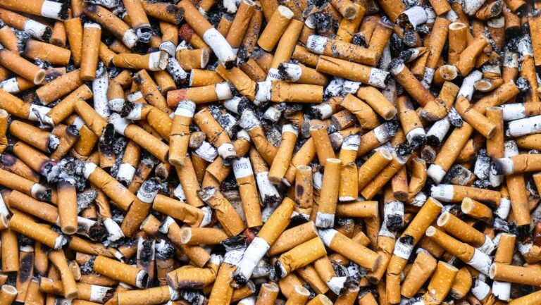 Rájöttek, mihez lehet kezdeni az évi több ezer milliárd cigarettacsikkel