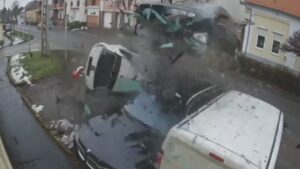 Belecsapódott egy parkoló autóba, majd átrepült két másikat – akciófilmeket idéző baleset Gyöngyösön