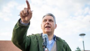 Fővárosi Közgyűlés: Lázár Jánosról SS-katonák segítőire, Gulyás Gergely Kristófról a nyilas verőlegényekre terelődött a szó