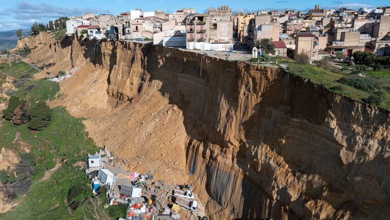 Földcsuszamlás Niscemiben: fennáll a veszély, hogy „minden leomlik” –  Meloni a helyszínre látogatott
