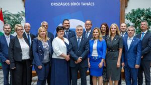 Nem sikerült szigoríttatni a Tisza-ügy miatt a bírók etikai kódexét, a Kúria-elnök kiviharzott az ülésről