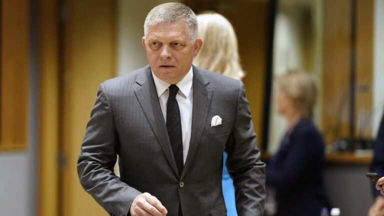 Elvittek egy magyar politikust a pozsonyi tüntetésről a szlovák rendőrök