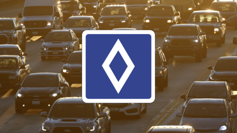 Új közlekedési tábla terjed Európában, mutatjuk, mire hívja fel a figyelmet