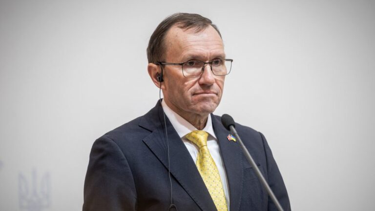 Botrány lett Norvégiában abból, hogy a párizsi nagykövetség gyakornokként alkalmazta a külügyminiszter fiát