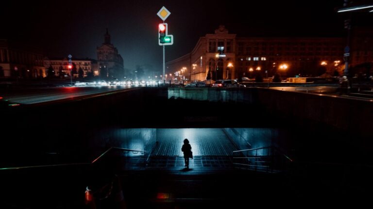 Mindenkit az óvóhelyre küld Luke Skywalker – drámai békepillanatok a háborús Kijevből