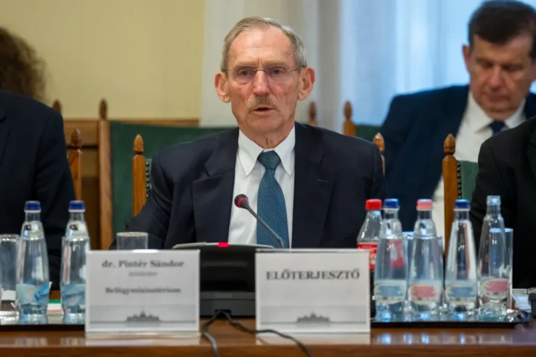 Mikor megy nyugdíjba Pintér Sándor? Lázár János: Most