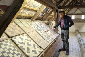 Antik cementlapokkal kereskedett, egyedülálló ipartörténeti gyűjteményt állított össze a legismertebb pécsi holland