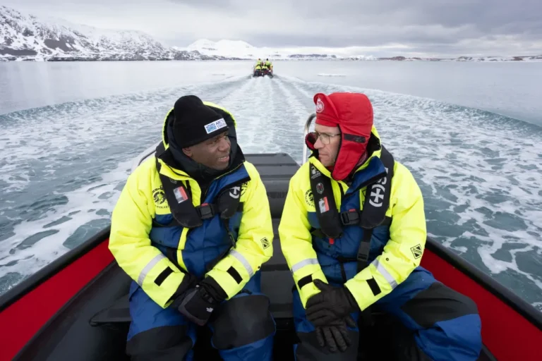 Orosz ortodox pap és kínai gránitoroszlánok: Norvégia úgy érzi, tesztelik a jégbe fagyott nemzetközi átjáróházban