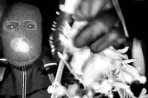 Símaszkos férfi, vérnyomok az ajtónál, váltságdíjlevél – másfél hete tartja lázban Amerikát az ismert műsorvezető anyjának elrablása