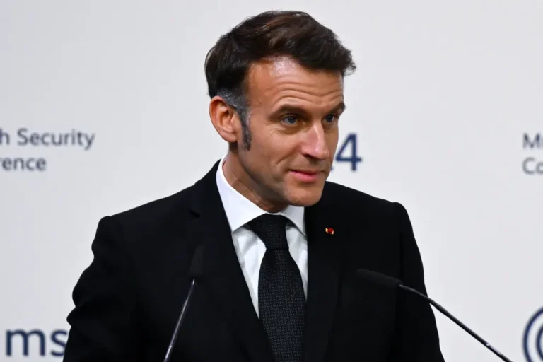 Macron: Amikor egyes vezetők arra buzdítják Ukrajnát, hogy fogadja el a vereséget, akkor túlbecsülik Oroszországot, ez hatalmas stratégiai hiba