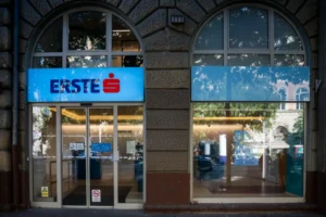 Reagált az Erste Bank arra, hogy Orbán a halál vámszedőjének nevezte a céget