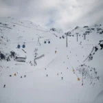 Lavina sodort el egy síelőkből álló csapatot kedden, kilenc embert azóta is keresnek Kaliforniában