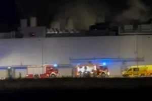 Nagy erőkkel vonultak ki a tűzoltók a debreceni Semcorphoz, megvan, miért indult be az oltórendszer