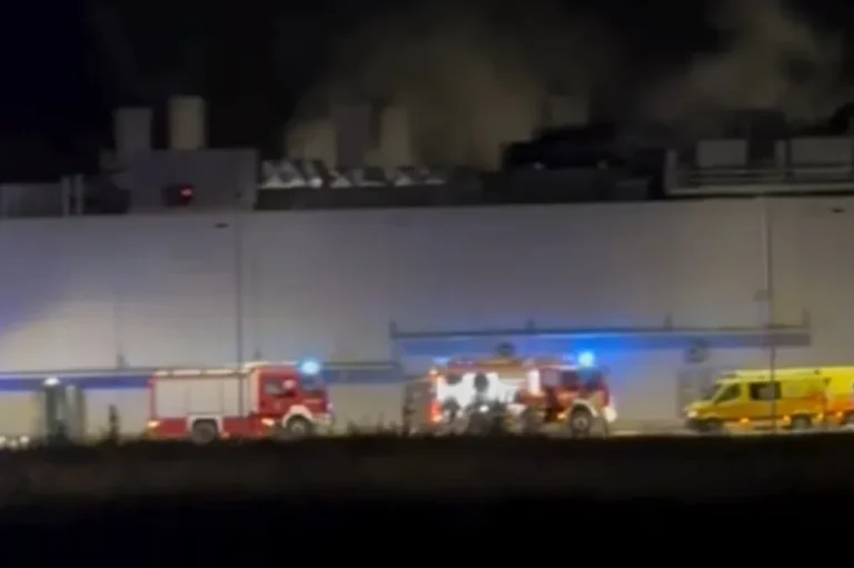 Nagy erőkkel vonultak ki a tűzoltók a debreceni Semcorphoz, megvan, miért indult be az oltórendszer