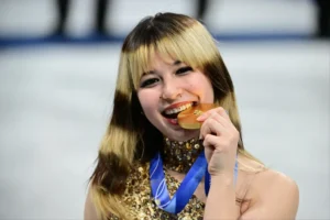 Évgyűrűkként tekint a hajába festett sávokra a kínai kémek célkeresztjébe került korcsolyabajnok