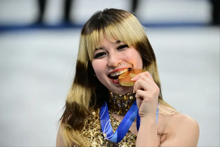 Évgyűrűkként tekint a hajába festett sávokra a kínai kémek célkeresztjébe került korcsolyabajnok