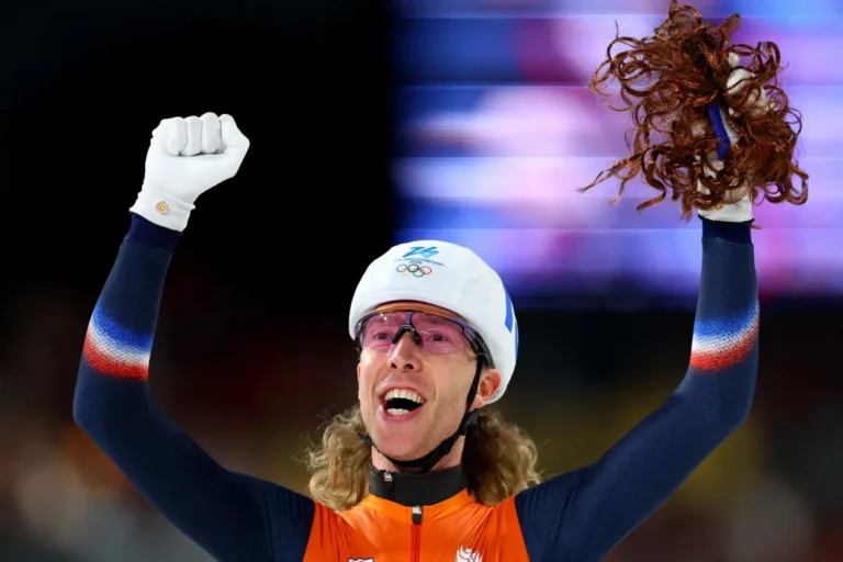 A gyorskorcsolya legidősebb olimpiai bajnokának ünneplés közben póthajat is bedobtak