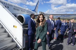 Franciaágyas kormánygépen utazgat kabinetfőnökével a tömeges deportálásokat vezénylő amerikai miniszter