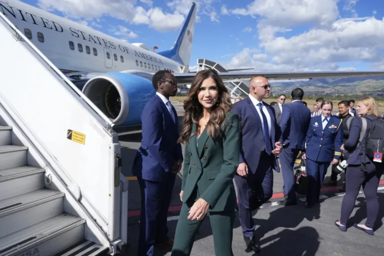 Franciaágyas kormánygépen utazgat kabinetfőnökével a tömeges deportálásokat vezénylő amerikai miniszter