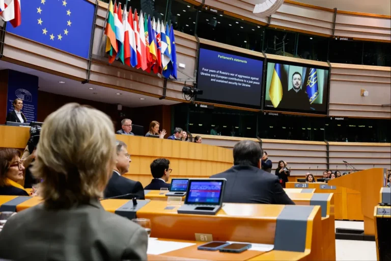 Videón Zelenszkij, a felszólalásokban gyakran Orbán lett a vendégszereplő az EP Ukrajna-vitáján