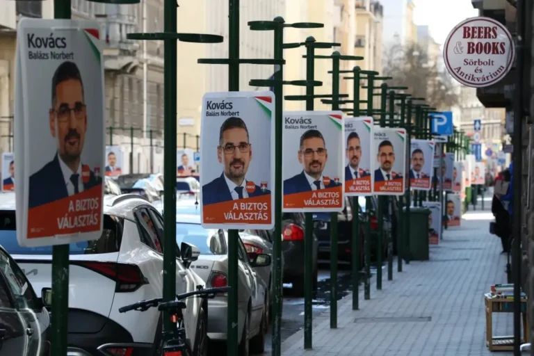 A Fidesz nem bízta a véletlenre: pár méterenként kiplakátolta a jelöltje arcát Újlipótvárosban