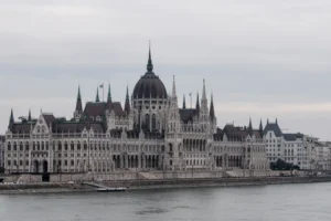 Közel 400 milliárd forintnyi dolláralapú hitelt vett fel a magyar állam