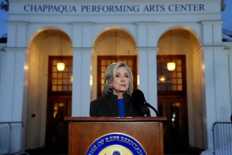 Sunyi fotó miatt szakadt meg Hillary Clinton Epstein-meghallgatása