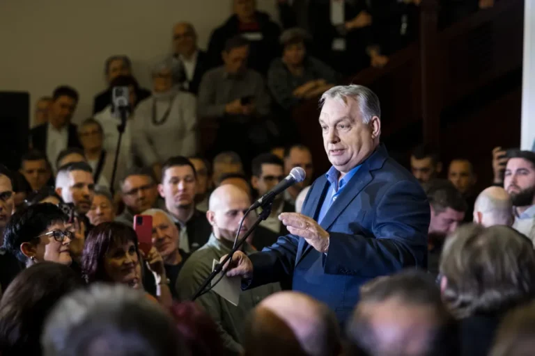 Orbán Viktor felcsapott elemzőnek, és egyre érdekesebb adatokat olvas fel a kis papirosából