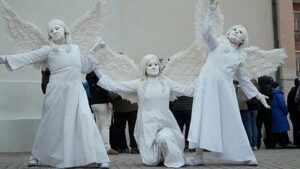 Olimpiai szurkolók ízelítőt kapnak Olaszország színes karneváljából Cortinában