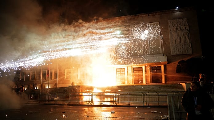 Súlyos összecsapások voltak egy tiranai kormányellenes tüntetésen, 16 rendőr kórházba került