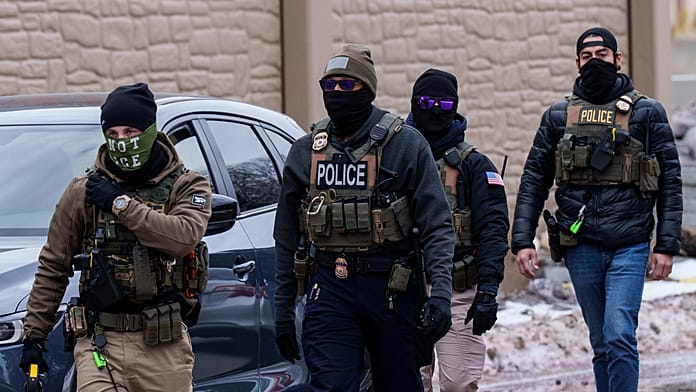 Viselhetnek maszkot a ICE ügynökei, mondta ki a bíró