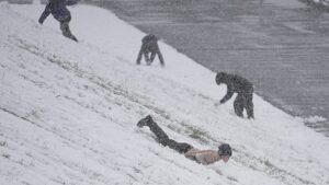 Hó- és jégszobrok csábítják a látogatókat egy japán téli fesztiválra