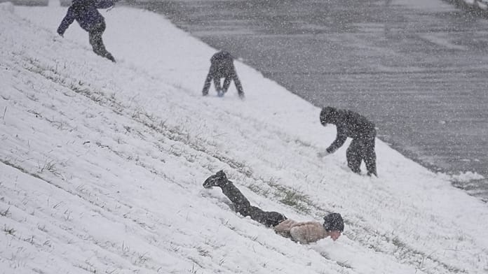 Hó- és jégszobrok csábítják a látogatókat egy japán téli fesztiválra