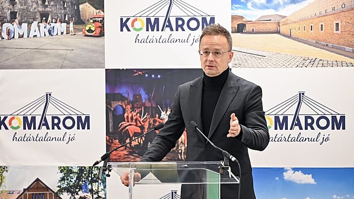 Gödi Samsung-bortány: Szijjártó Péter feljelentést tesz Magyar Péter ellen