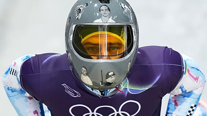 Kizárták a téli olimpiáról az ukrán szkeletonost, aki háborúban elesett honfitársait rakta sisakjára