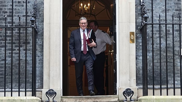 Tűz alatt a Downing Street – inog a brit miniszterelnök széke