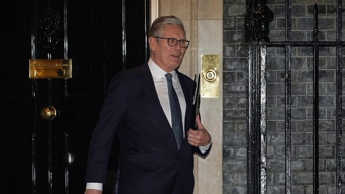 A brit miniszterelnök nem hajlandó lemondani azok után sem, hogy ezt már párttársai követelik