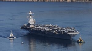 Lerobbant vécékkel tart Irán felé a világ legnagyobb hadihajója