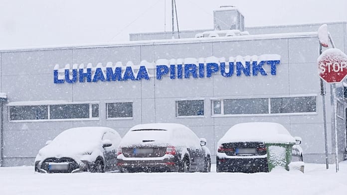 Észtország éjszakára bezárja két határátkelőjét, hogy jobban tudjon védekezni az orosz fenyegetéssel szemben