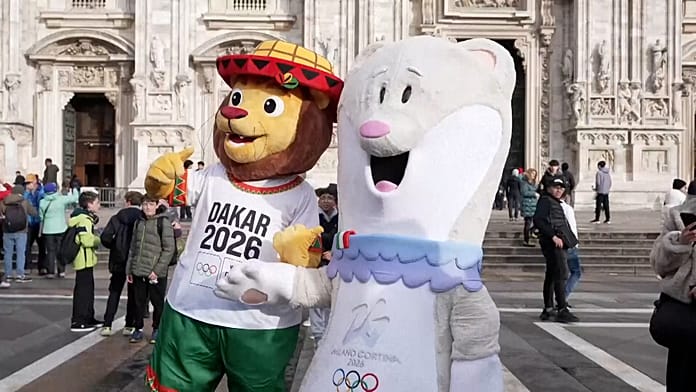 Milano Cortinától Dakar 2026-ig: Tina és Ayo, az olimpiai kabalák együtt lépnek színre