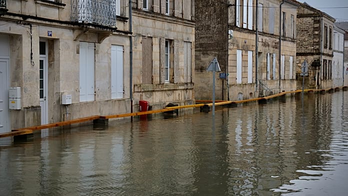 Rekord esőzések sújtják Nyugat-Franciaországot