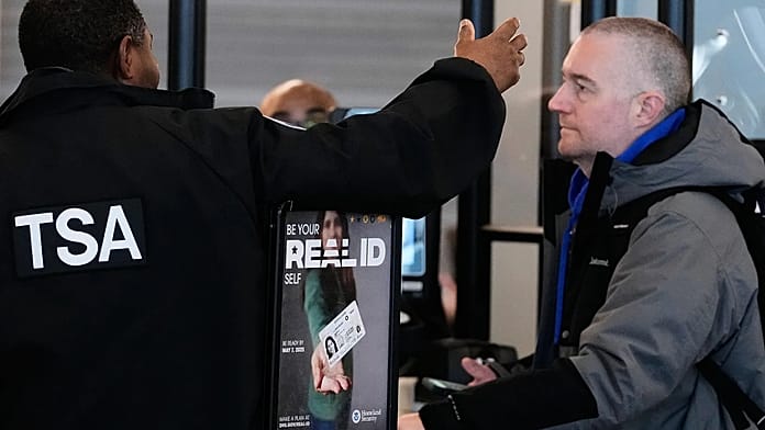 Szigorítja a beutazási feltételeket az USA: milyen adatokat kell ezentúl közölniük az utazóknak?