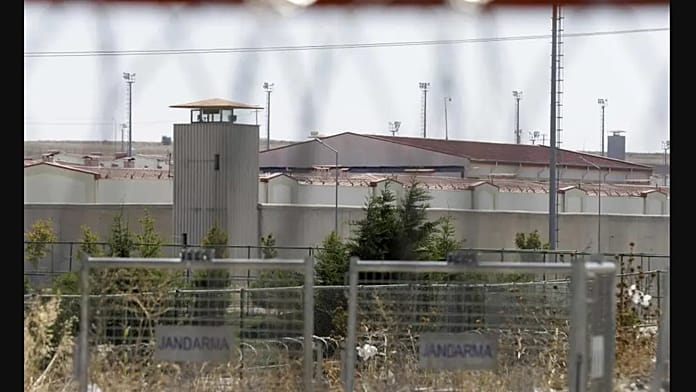 Őrizetbe vettek 6 európai aktivistát, akik börtönellenőrző körútra mentek Törökországba